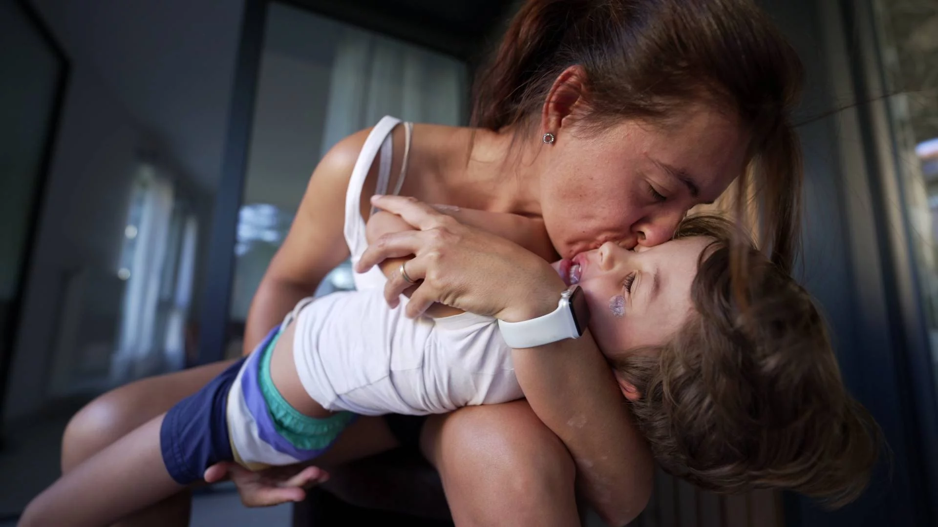 mama bawi się z synkiem i całuje go w policzek mama bawi się z synkiem i całuje go w policzek