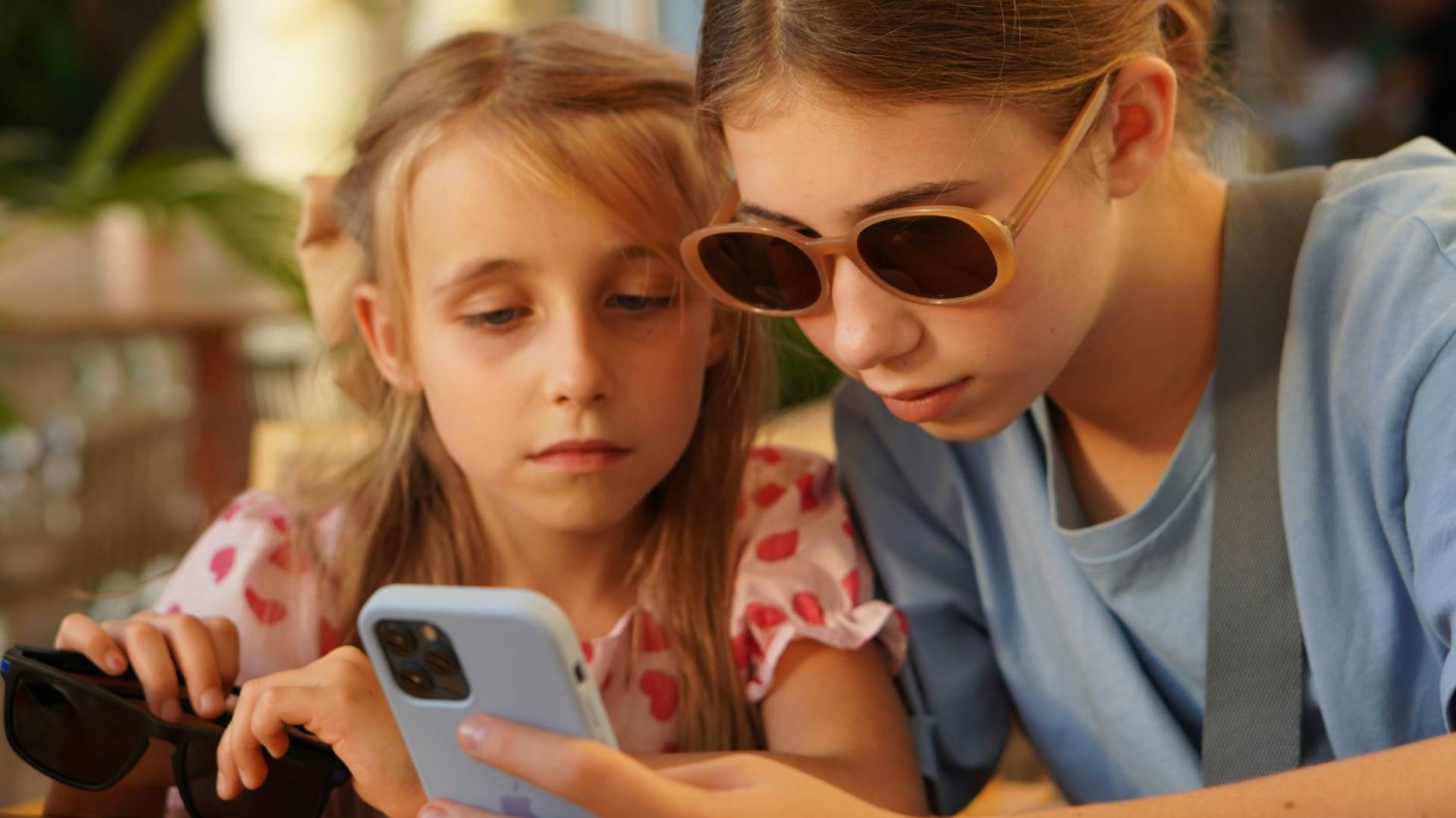 nastolatki scrollują wspólnie ekran smartfona nastolatki scrollują wspólnie ekran smartfona