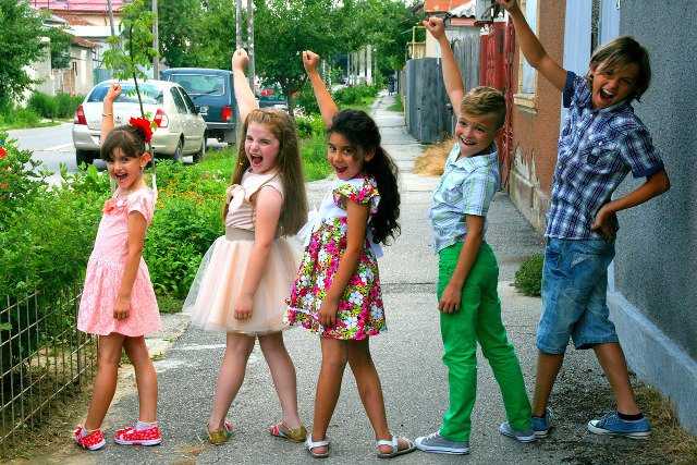 Fot. Pixabay / [url=https://pixabay.com/en/kids-the-gang-play-835146/]AdinaVoicu[/url] / [url=https://pixabay.com/en/service/terms/#usage]CC0 Public Domain[/url]