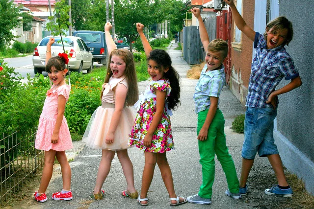 Fot. Pixabay / [url=https://pixabay.com/en/kids-the-gang-play-835146/]AdinaVoicu[/url] / [url=https://pixabay.com/en/service/terms/#usage]CC0 Public Domain[/url]