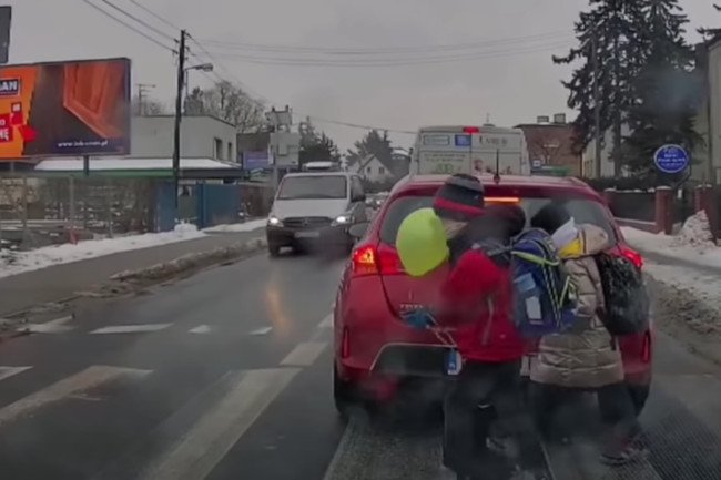 Dzieci wchodzą pod koła samochodu na pasach. Nagranie z kamery samochodowej Dzieci wchodzą pod koła samochodu na pasach. Nagranie z kamery samochodowej