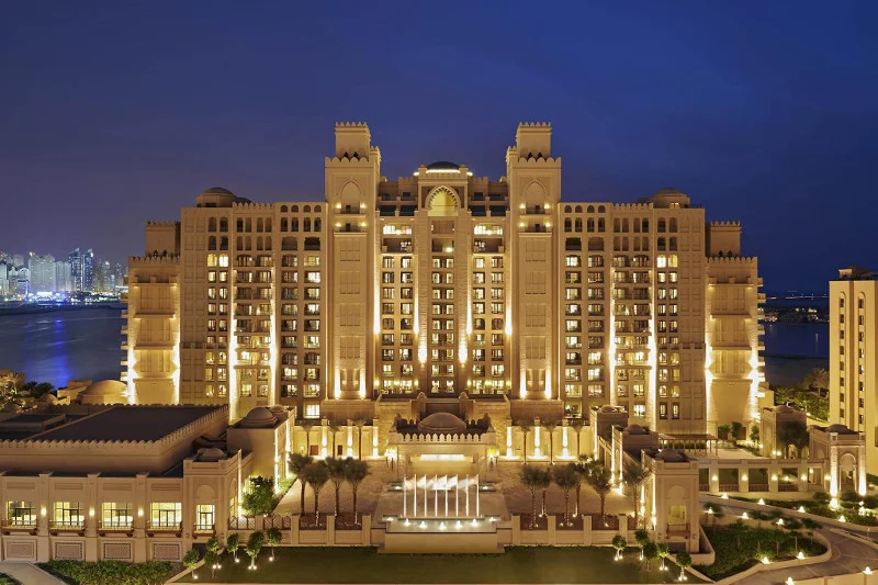 Hotel Fairmont the Palm udostępnia dzieciom klub, w którym profesjonalni animatorzy prowadzą dla zajęcia plastyczne i różne zabawy
