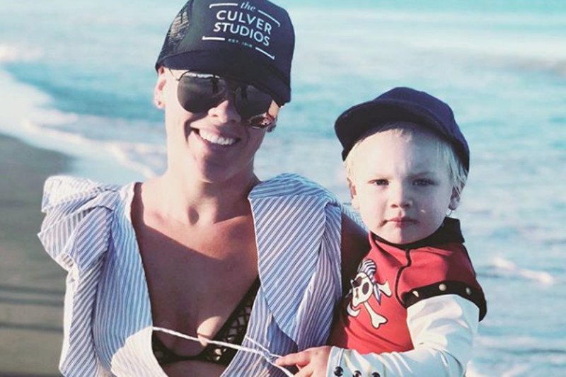 Pink mocno angażuje się w działalność charytatywną.