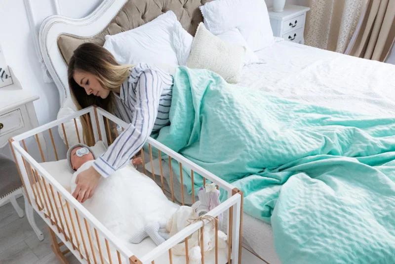 Kołyskę wertykalną Dreamer można ustawić przy łóżku, tak aby łatwo bujać dziecko w nocy bez konieczności wstawania