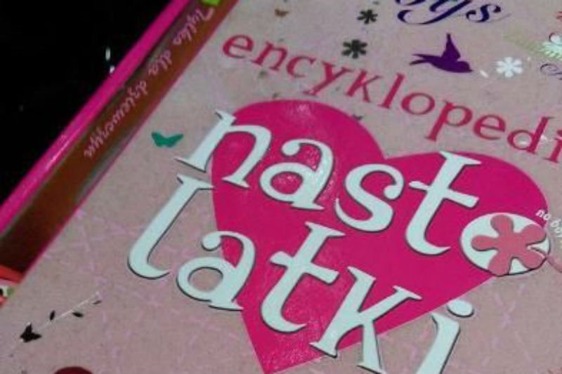 "Encyklopedia nastolatki" to poradnik skierowany do dziewcząt