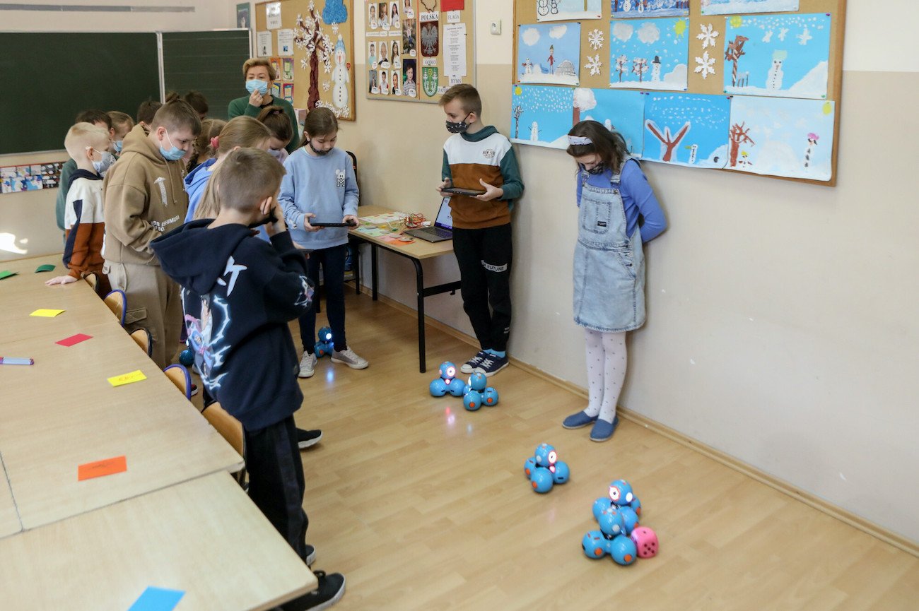 W niektórych szkołach dzieciom odejmuje się punkty za zachowanie za drobiazgi.