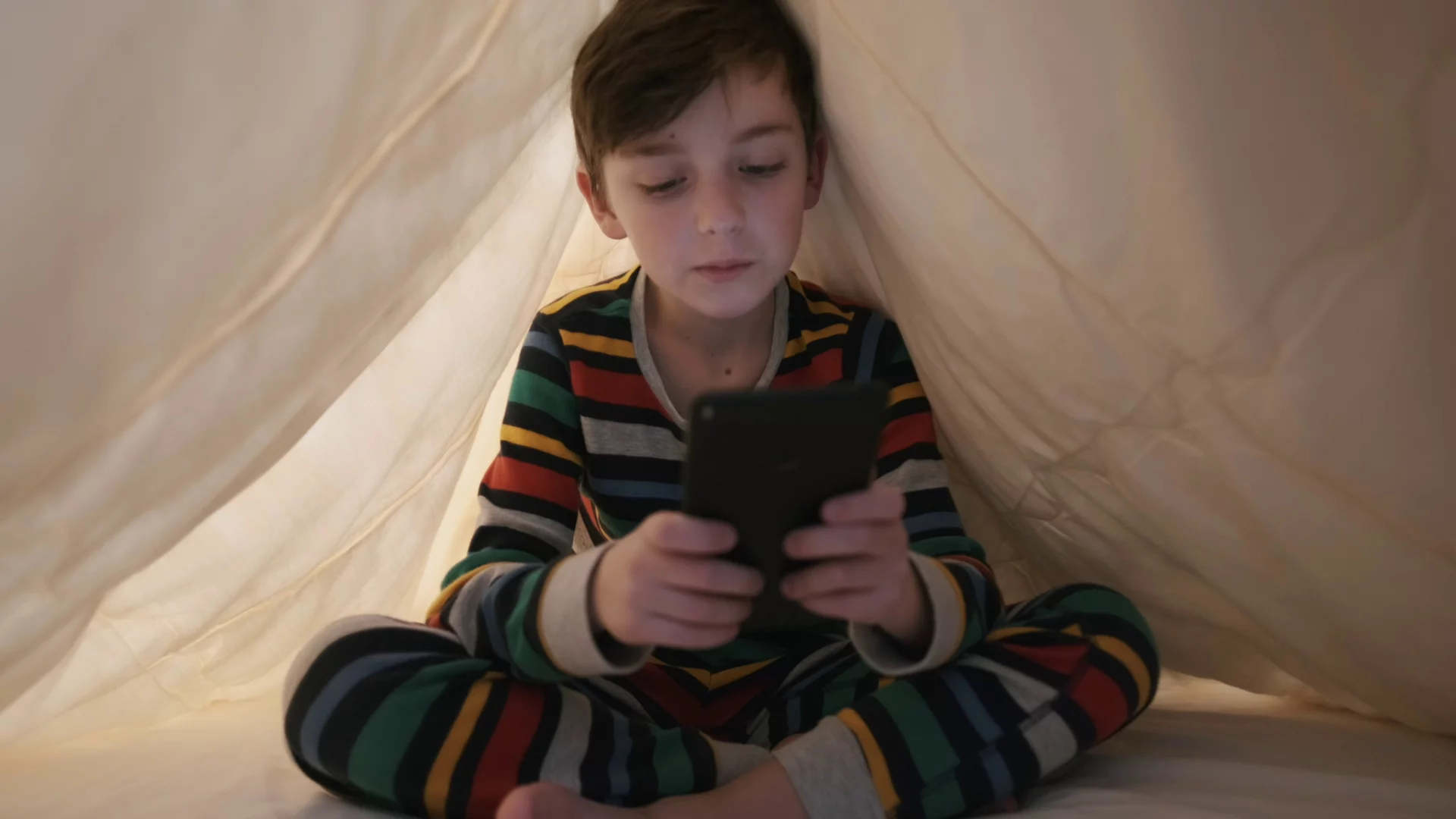 chłopiec gra w grę chłopiec gra w grę