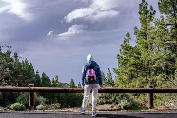 uczeń szkoły średniej na wycieczce klasowej w górach uczeń szkoły średniej na wycieczce klasowej w górach