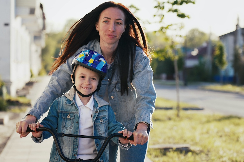 Wyręczanie dziecka to nie miłość. Zobacz, jak nie wpaść w pułapkę nadopiekuńczości