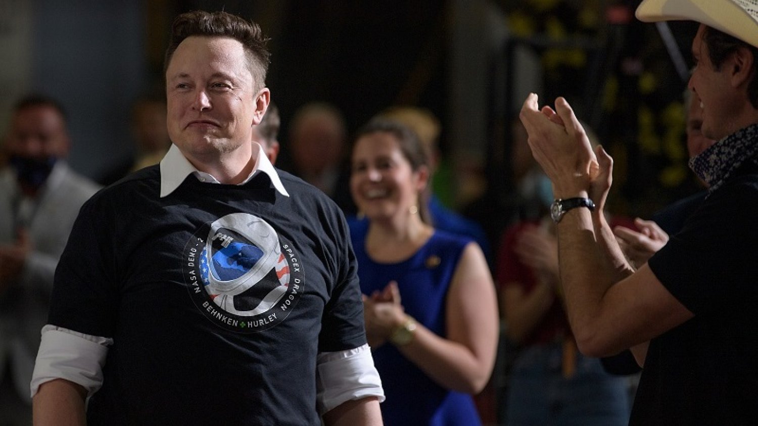 30 maja 2020 roku, Elon Musk po udanym starcie rakiety Falcon 9 z kapsułą pasażerską Crew Dragon z przylądka Canaveral na Florydzie.