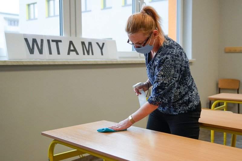 Ekspert o otwarciu szkół po feriach. Mówi do ilu muszą spaść zakażenia