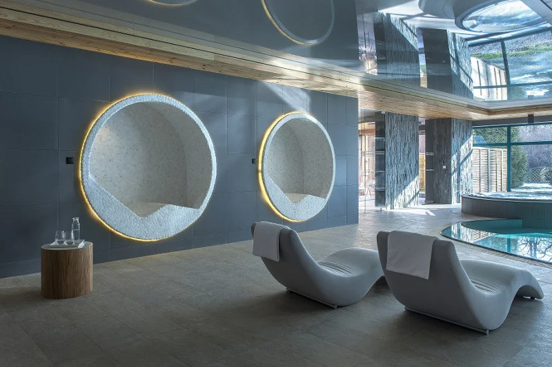 Hotel rehabilitacyjny Villa Park MED & SPA oferuje zabiegi w basenie solankowym, wewnętrznej tężni czy laconium ze źródłem naturalnej solanki
