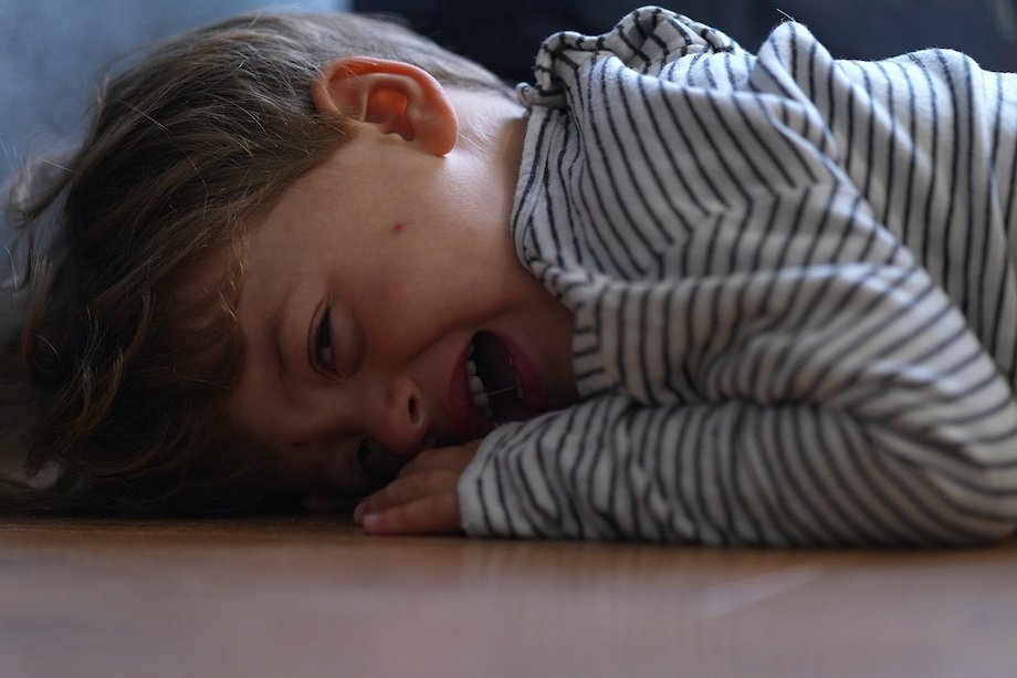 Dziecko rzuca się na podłogę w sklepie i krzyczy w niebogłosy. Masz 2 wyjścia