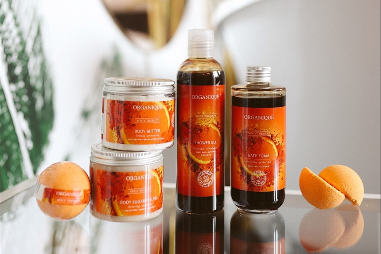 "Odczaruj zimę zapachami". Taka myśl przyświecała kolejnym produktom Organique. Kosmetyki tej marki zawierają kwiatowo-owocowe kompozycje, które poruszają emocje, rozgrzewają zmysły, otulają ciepłem i przemieniają zimowe dni w pełne uroku chwile.