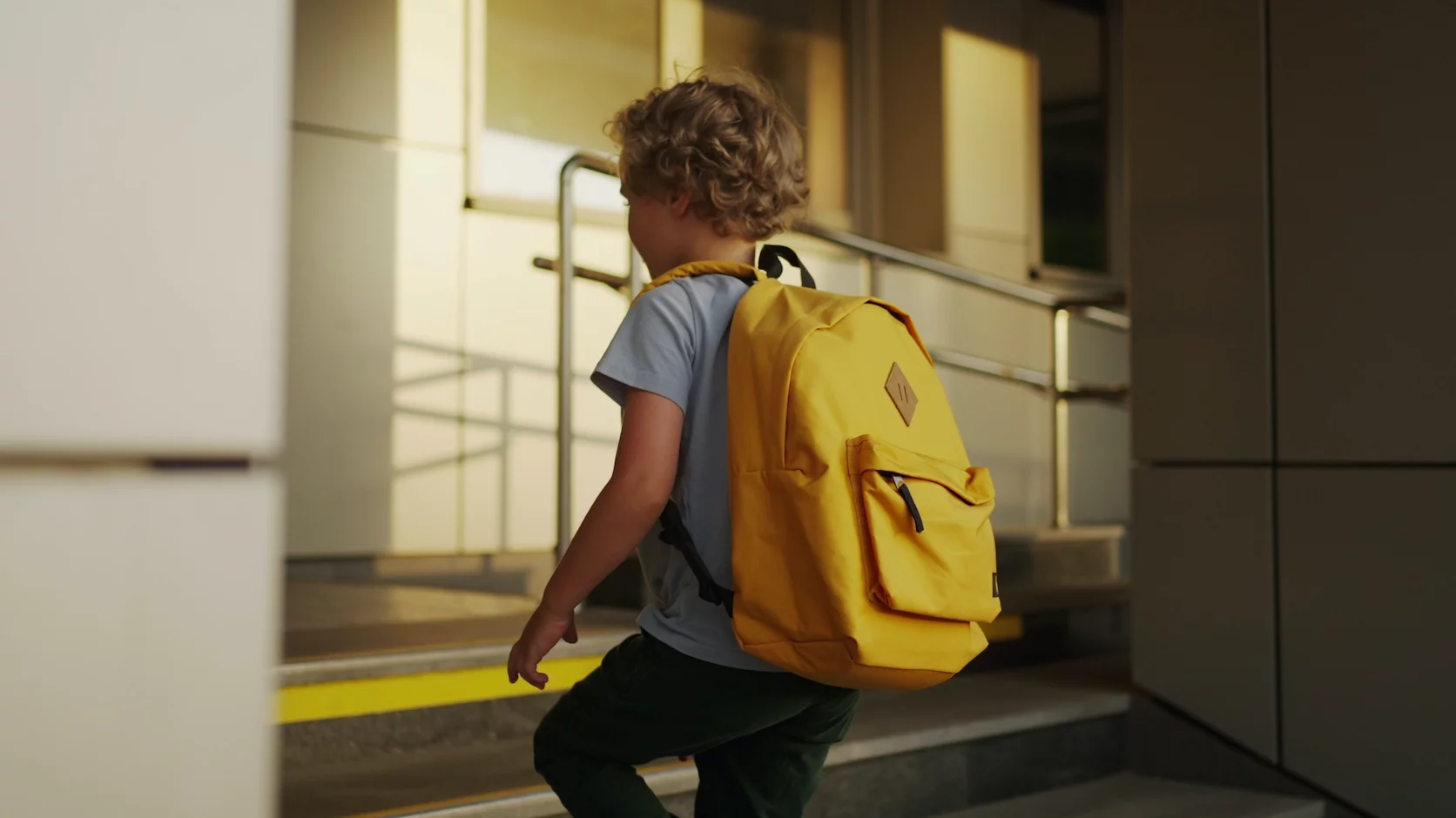 Chłopiec sam wchodzi do szkoły