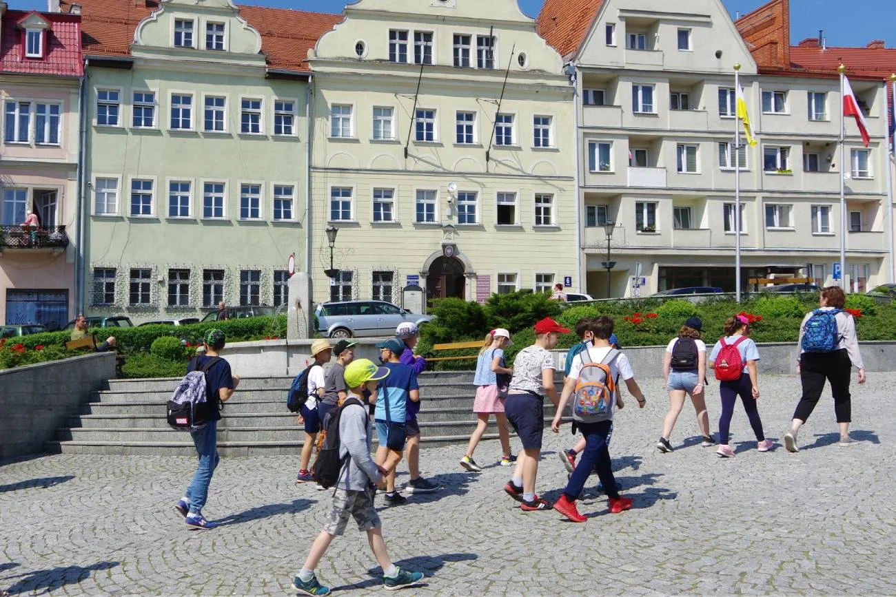 Uczniowie na zielonej szkole zwiedzają miasto.