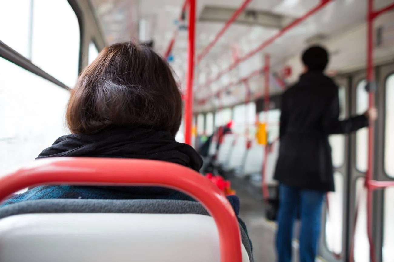 Starsza kobieta jadąca miejskim autobusem. Starsza kobieta jadąca miejskim autobusem.