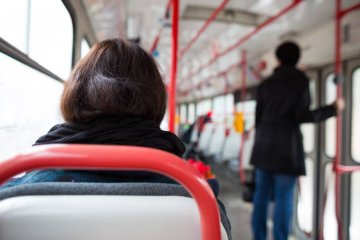 Starsza kobieta jadąca miejskim autobusem. Starsza kobieta jadąca miejskim autobusem.