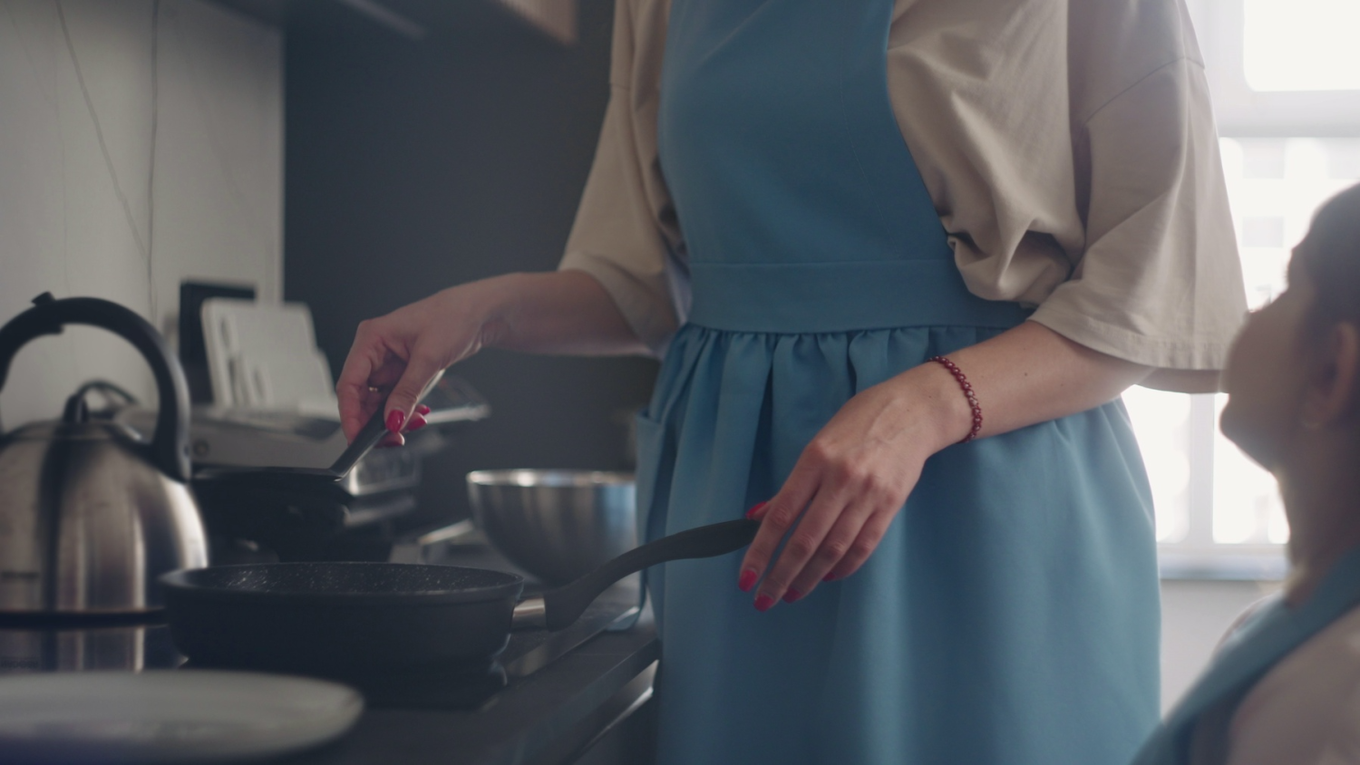 Tradwives to coś więcej niż "kury domowe". "Kolejny trend, który niekoniecznie jest powrotem do tradycji"