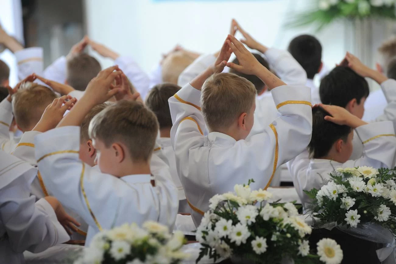 Chłopcy podczas mszy pierwszokomunijnej.