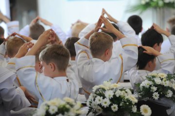 Chłopcy podczas mszy pierwszokomunijnej. Chłopcy podczas mszy pierwszokomunijnej.