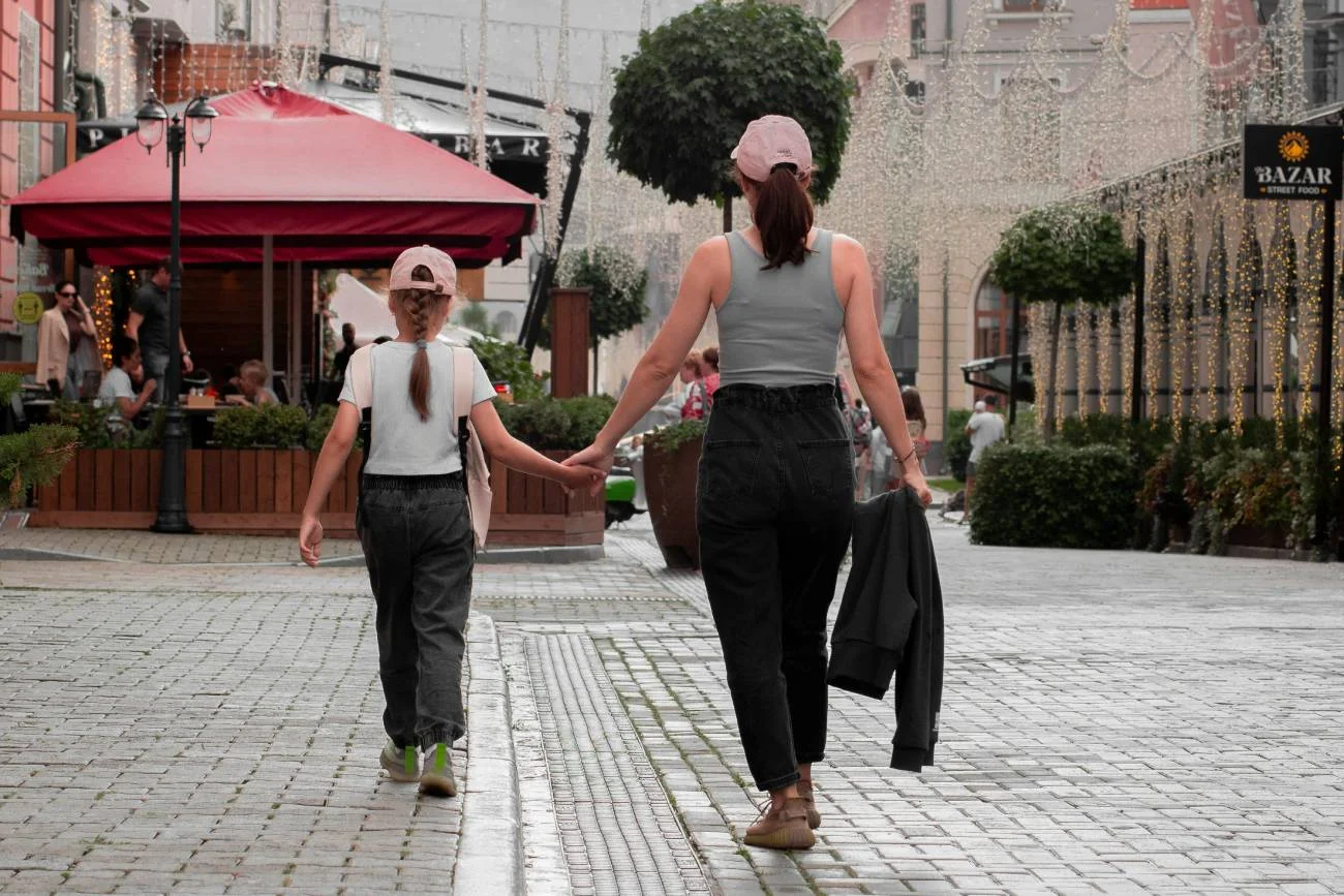 mama i córka idą na spacer przez miasto mama i córka idą na spacer przez miasto