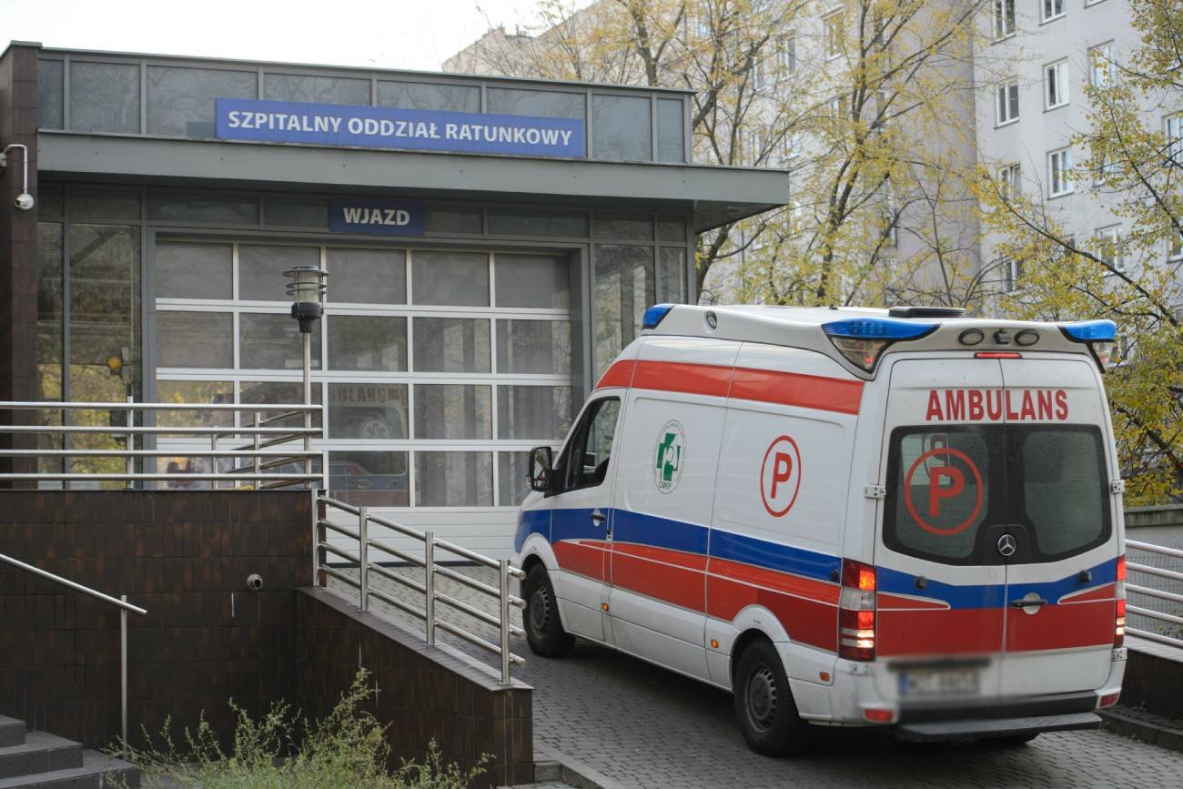 Karetka podjeżdża pod Szpitalny Oddział Ratunkowy.