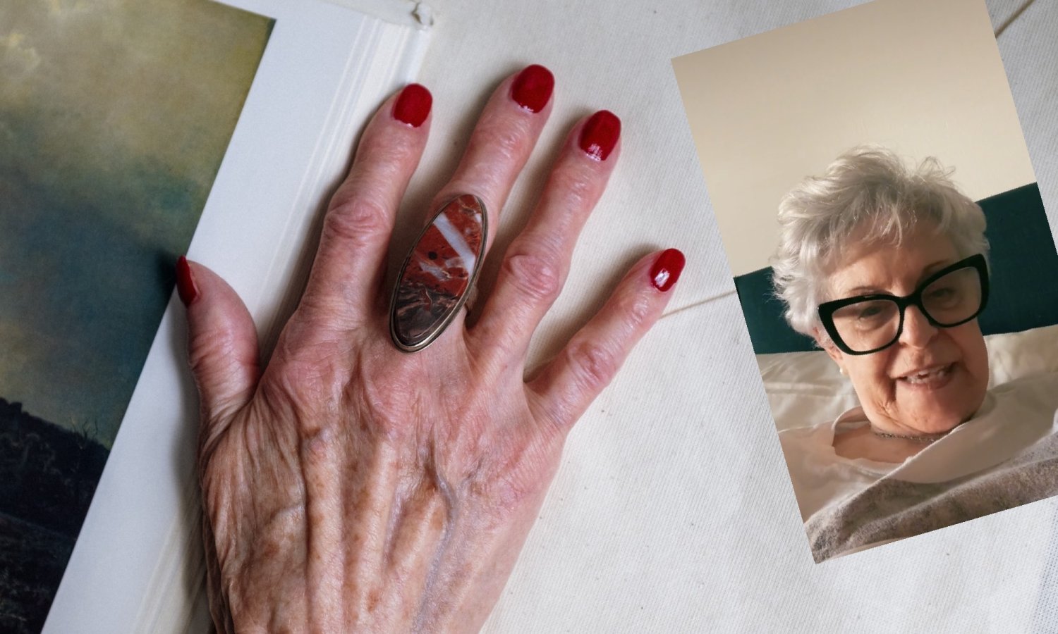 Twarz Mendeles oraz dłoń dojrzałej kobiety.