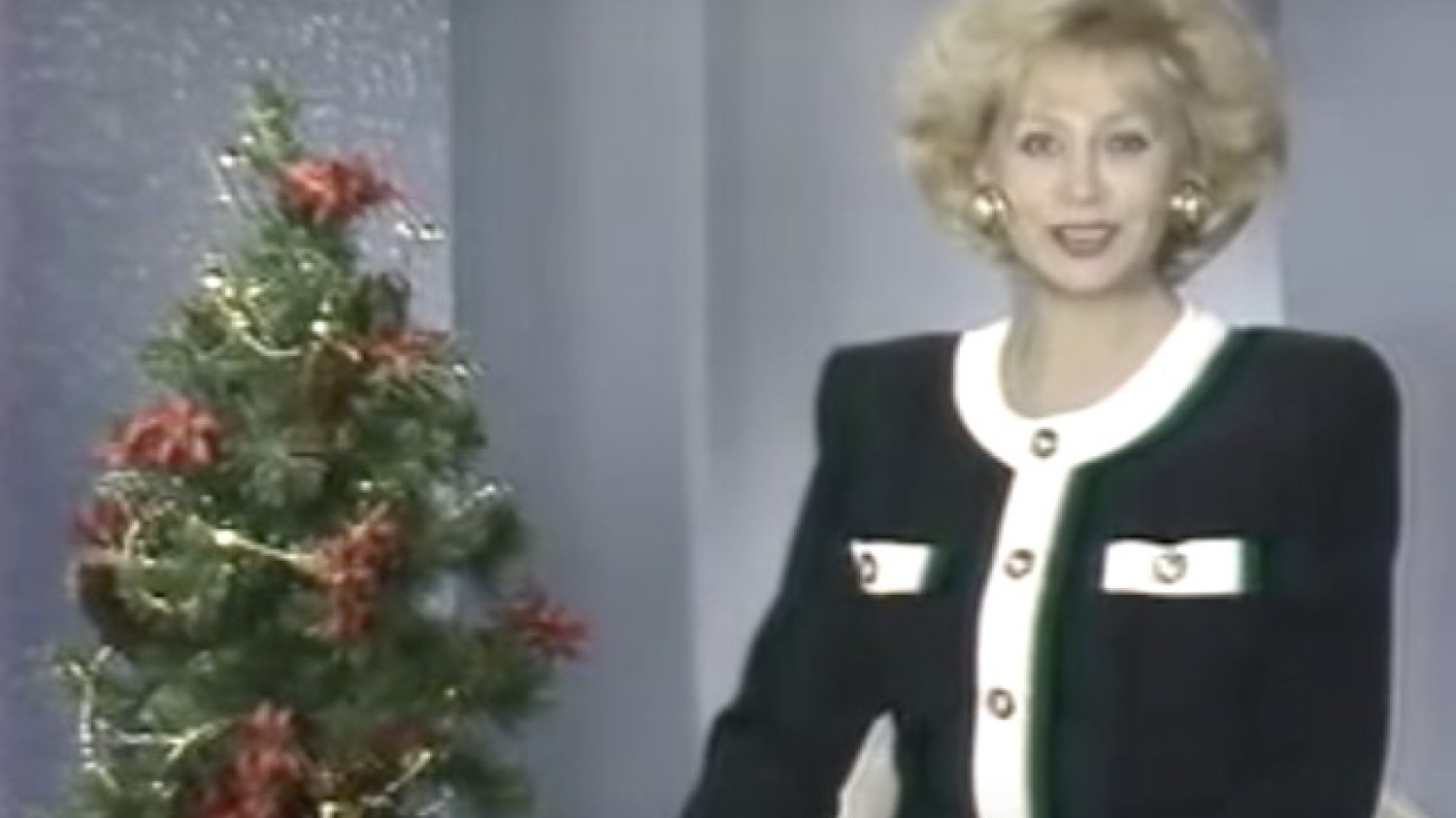 Godzina 20:06. Krystyna Loska zapowiada wieczorny program TVP w Święta Bożego Narodzenia 1991 roku.