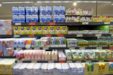 półka z produktami dla dzieci