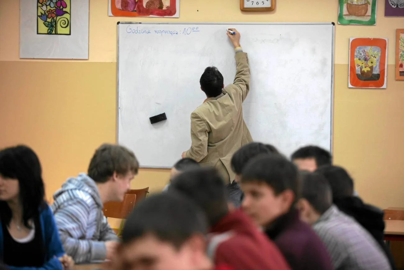 nauczyciel na lekcji pisze na tablicy nauczyciel na lekcji pisze na tablicy