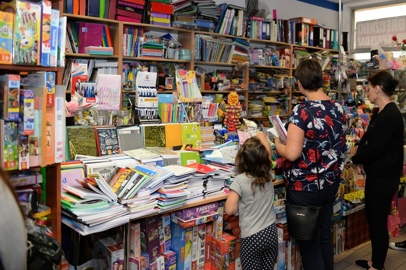 mama kupuje córce wyprawkę szkolną