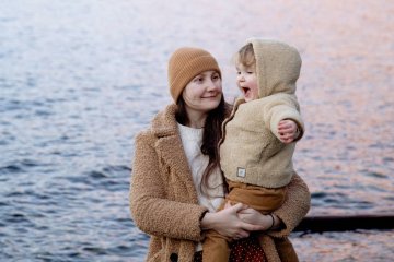 Mama trzyma dziecko na rękach.