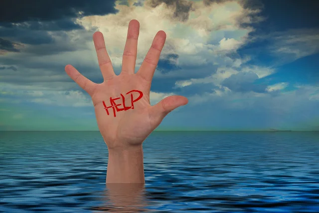 Fot. Pixabay / [url=https://pixabay.com/en/hand-sea-water-wave-clouds-help-792920/]geralt[/url] / [url=https://pixabay.com/go/?t=%2Fservice%2Fterms%2F%23download_terms]CC0 Public Domain[/url]
