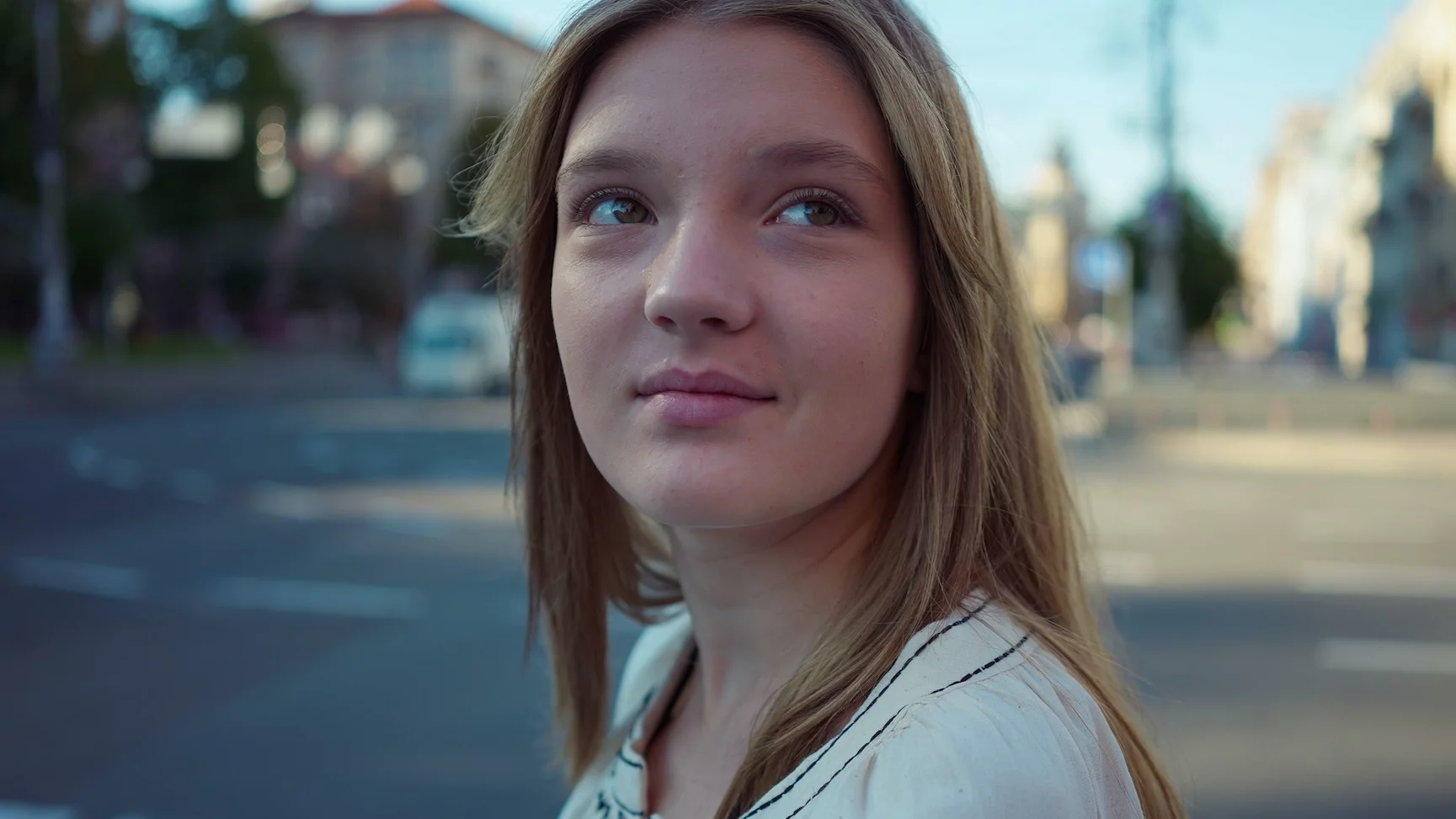 Na zdjęciu widać zadowoloną nastolatkę.