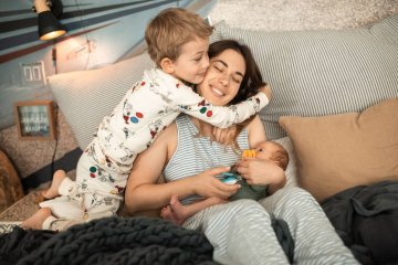 Przytulanie się z dzieckiem jest niezbędne dla jego silnej psychiki i świadomości emocjonalnej.