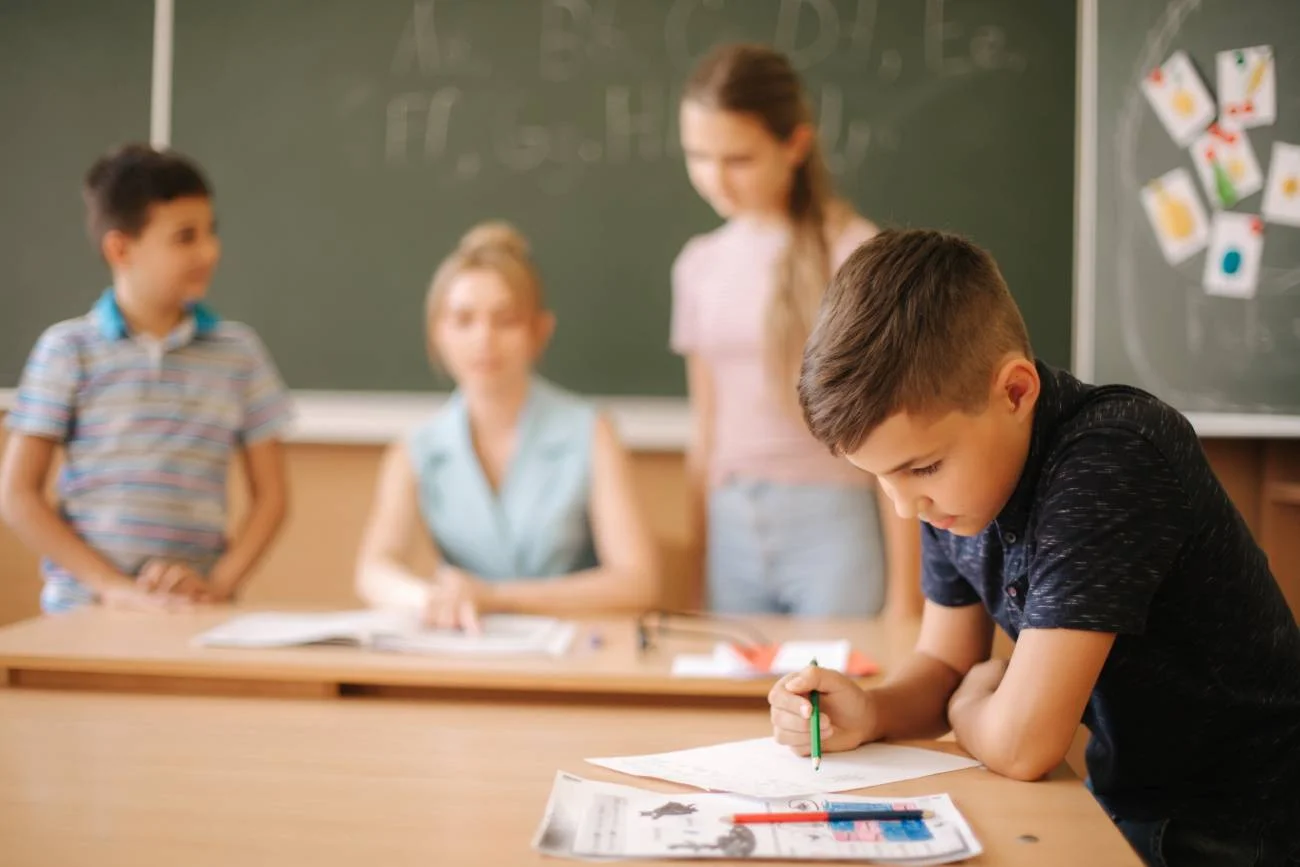 Nauczycielka z uczniami podczas lekcji.