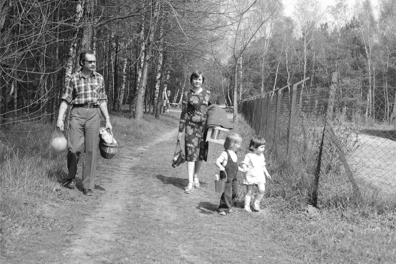 Rodzina w lesie na spacerze w latach PRL. Rodzina w lesie na spacerze w latach PRL.