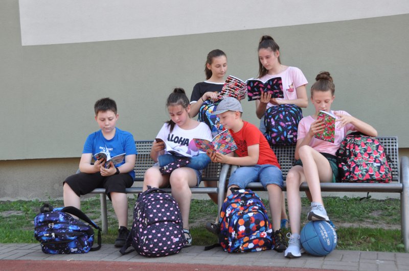 Plecaki ST.RIGHT firmy St.Majewski poza świetną jakością wykonania mają też wiele sprytnych udogodnień oraz ciekawych dodatków, zarówno dla młodszych, jak i starszych dzieci