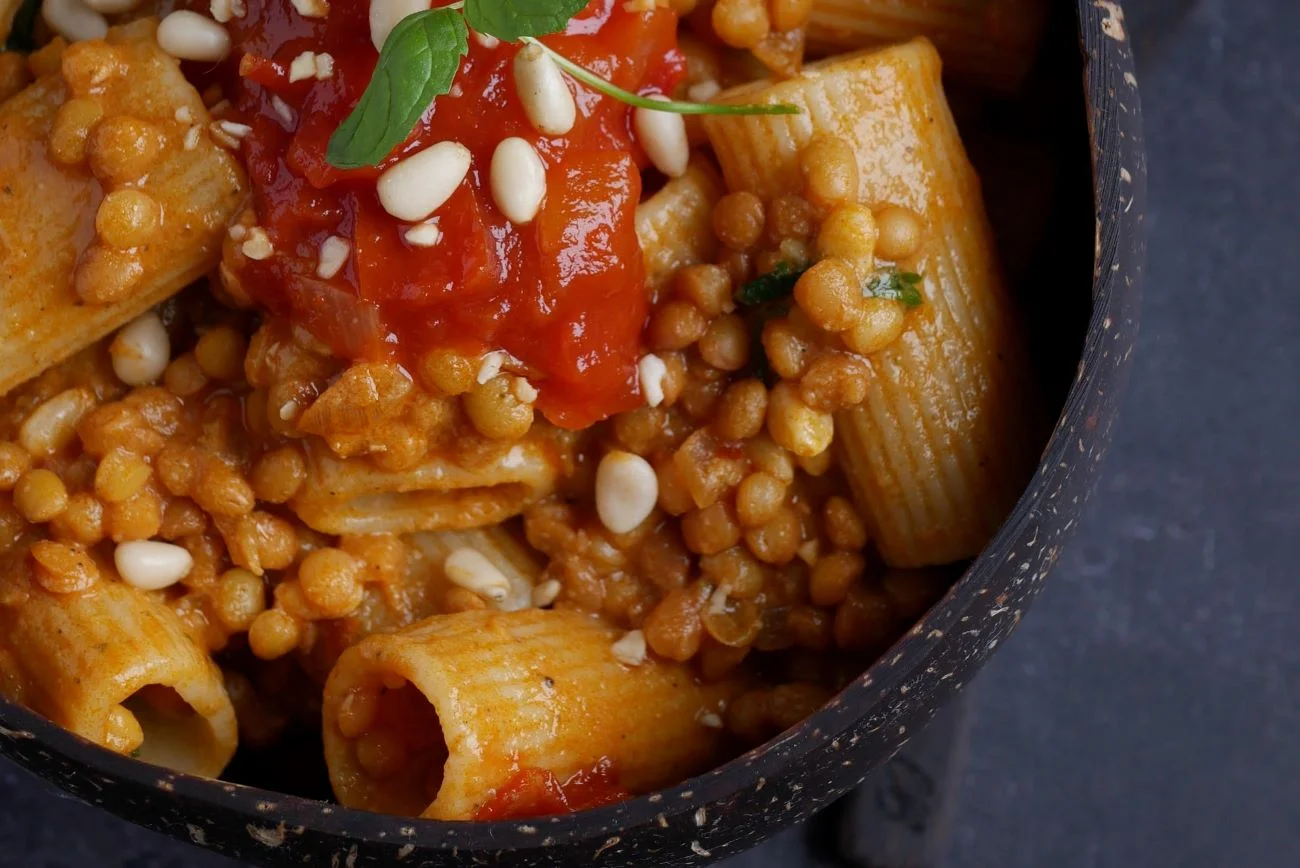Rigatoni pasuje do mięsnych sosów