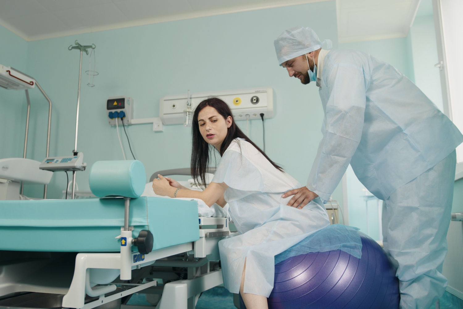 Zabawne i zaskakujące historie z porodówek Na zdjęciu widać rodzącą z partnerem