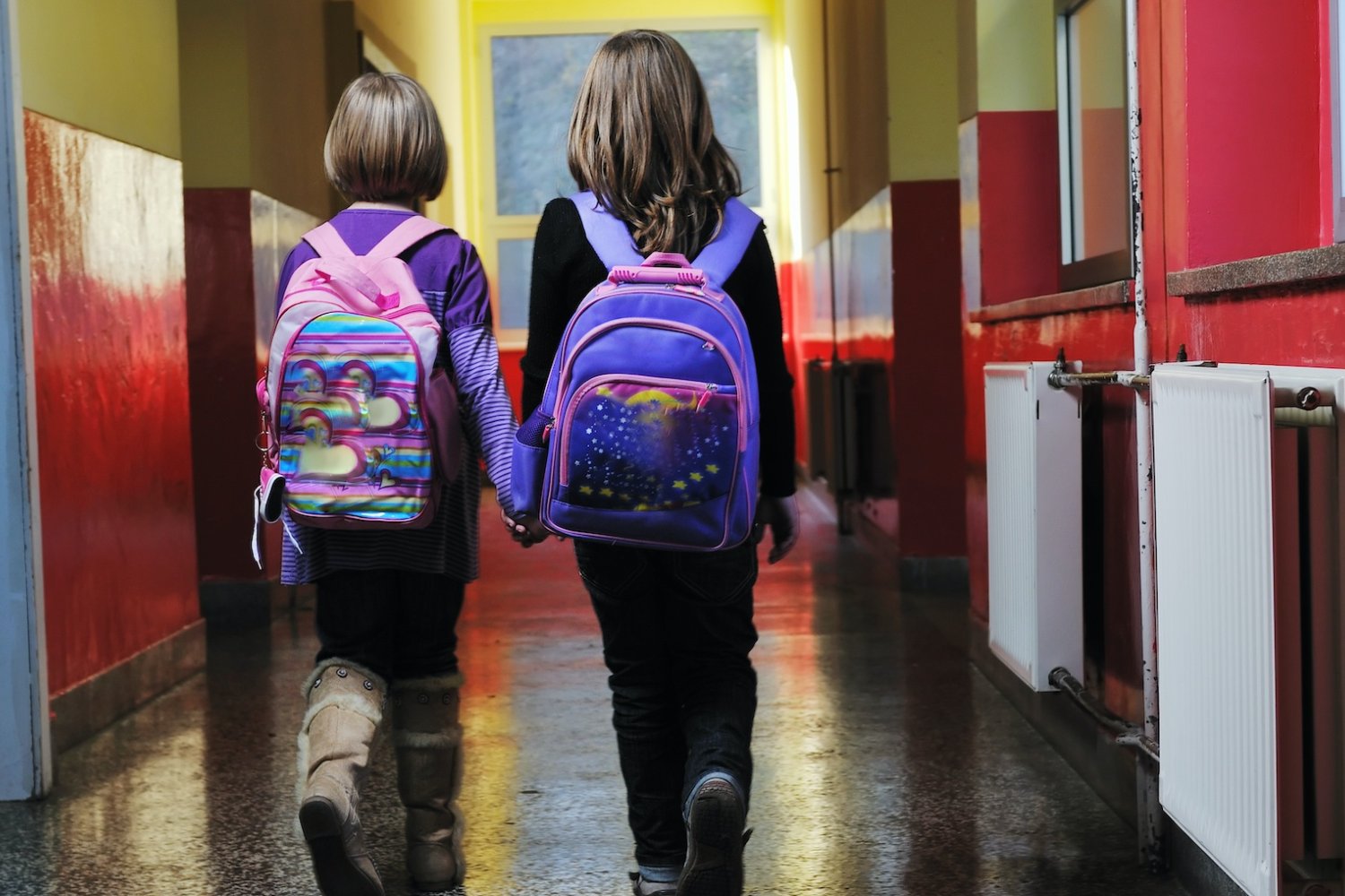 Na zdjęciu widać dwójkę dzieci na korytarzu szkolnym