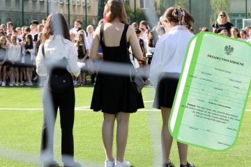 Uroczyste zakończenie roku szkolnego na szkolnym boisku.