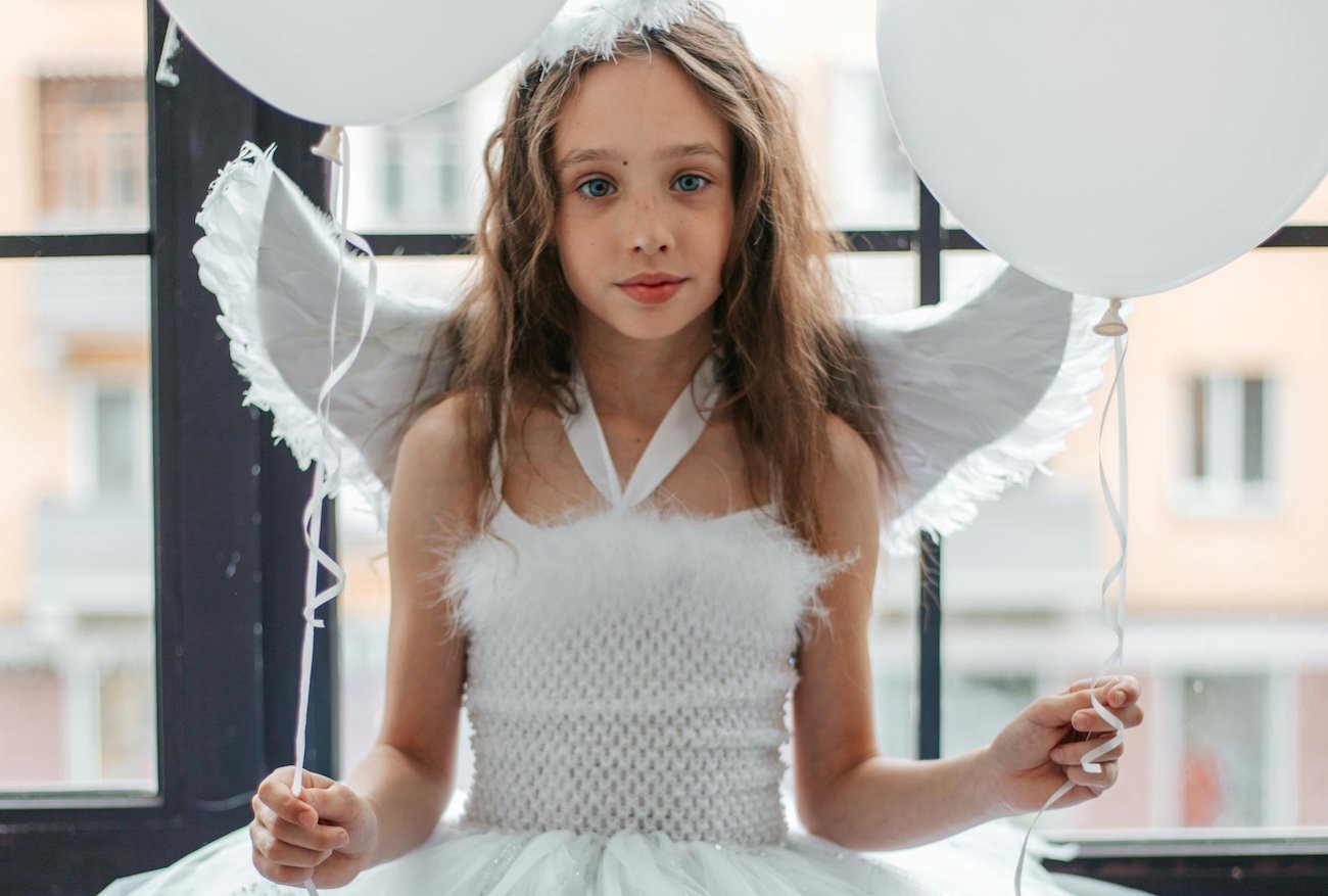 Tych 9 zabaw karnawałowych dla dzieci to gwarancja udanego balu. Niech sypie się brokat!