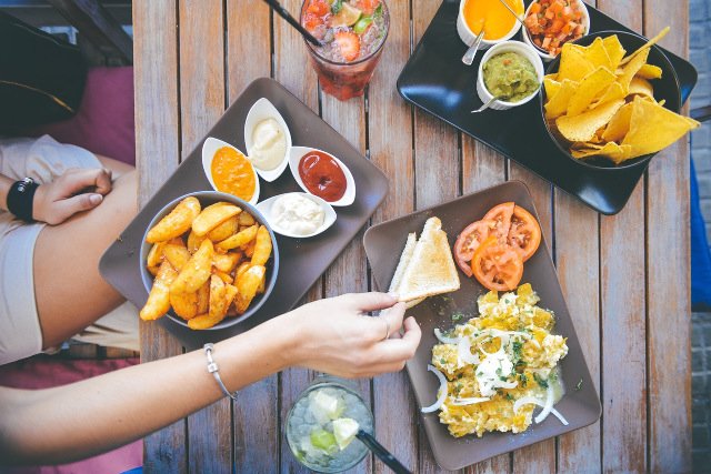 Fot. Pexels / [url=http://stokpic.com/project/womans-hand-taking-food-from-cafe-table-with-dips-and-drinks/]stokpic.com[/url] / [url=https://www.pexels.com/photo-license/]CC0 License
[/url]