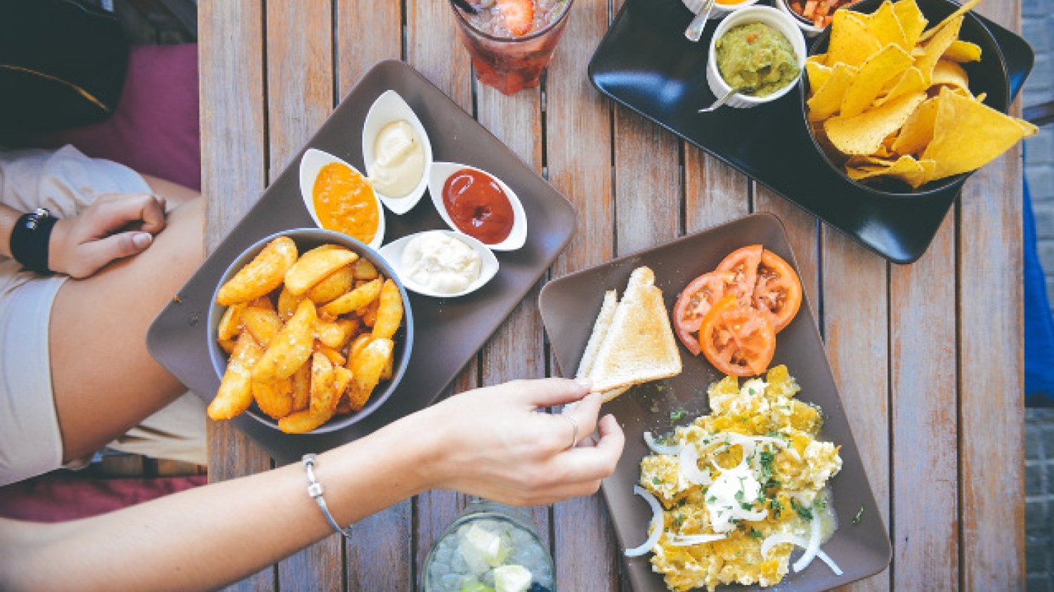 Fot. Pexels / [url=http://stokpic.com/project/womans-hand-taking-food-from-cafe-table-with-dips-and-drinks/]stokpic.com[/url] / [url=https://www.pexels.com/photo-license/]CC0 License
[/url]