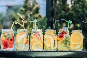 Przepisy na orzeźwiające lemoniady z sezonowych owoców