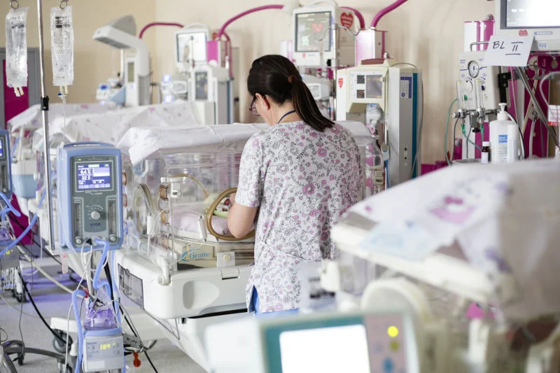 O to, czy dziecko kwalifikuje się do rozszerzonego programu profilaktyki zakażeń RSV, najlepiej zasięgnąć porady na szpitalnych oddziałach neonatologicznych