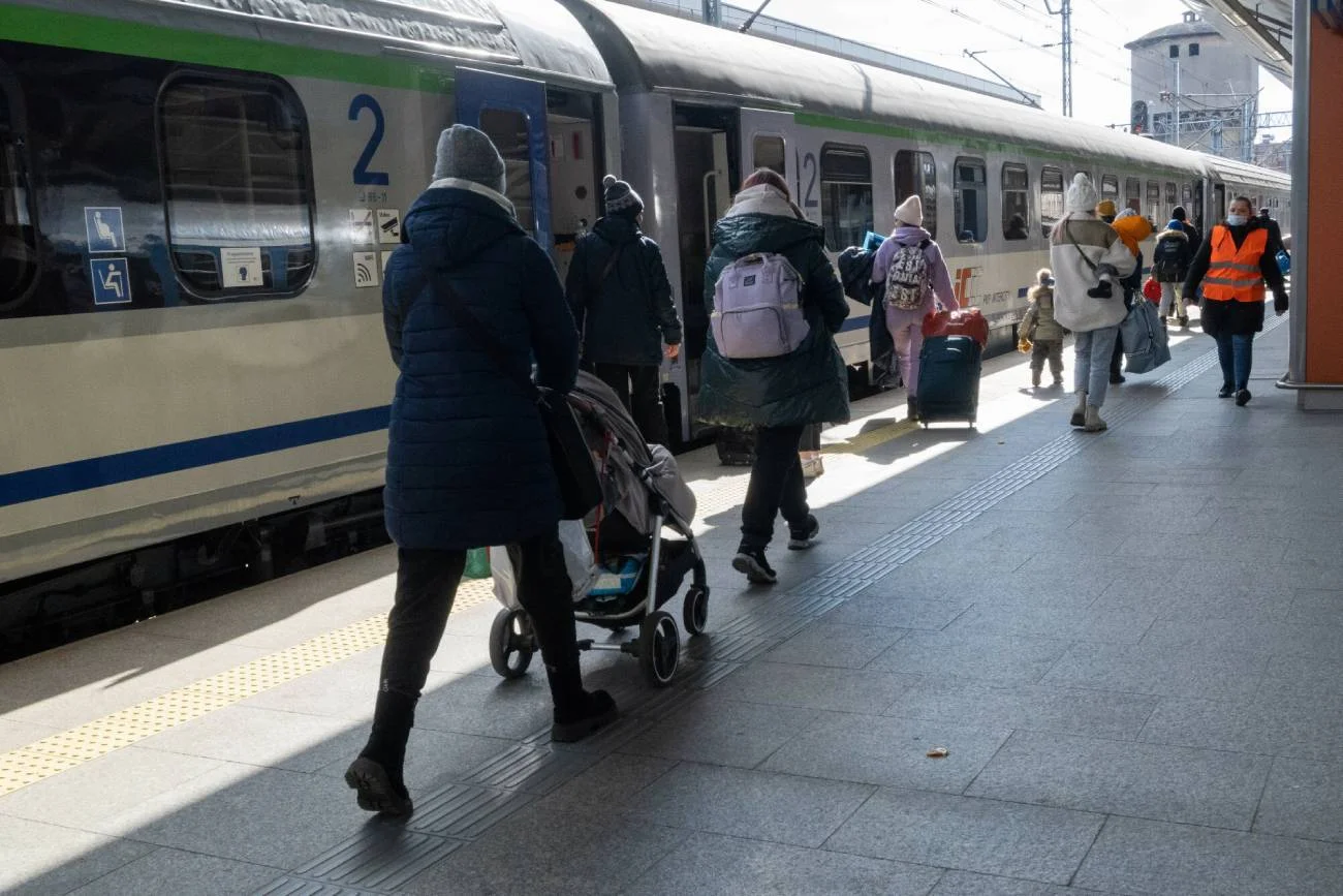 Kobieta z dzieckiem w wózku podróżuje pociągiem. Kobieta z dzieckiem w wózku podróżuje pociągiem.
