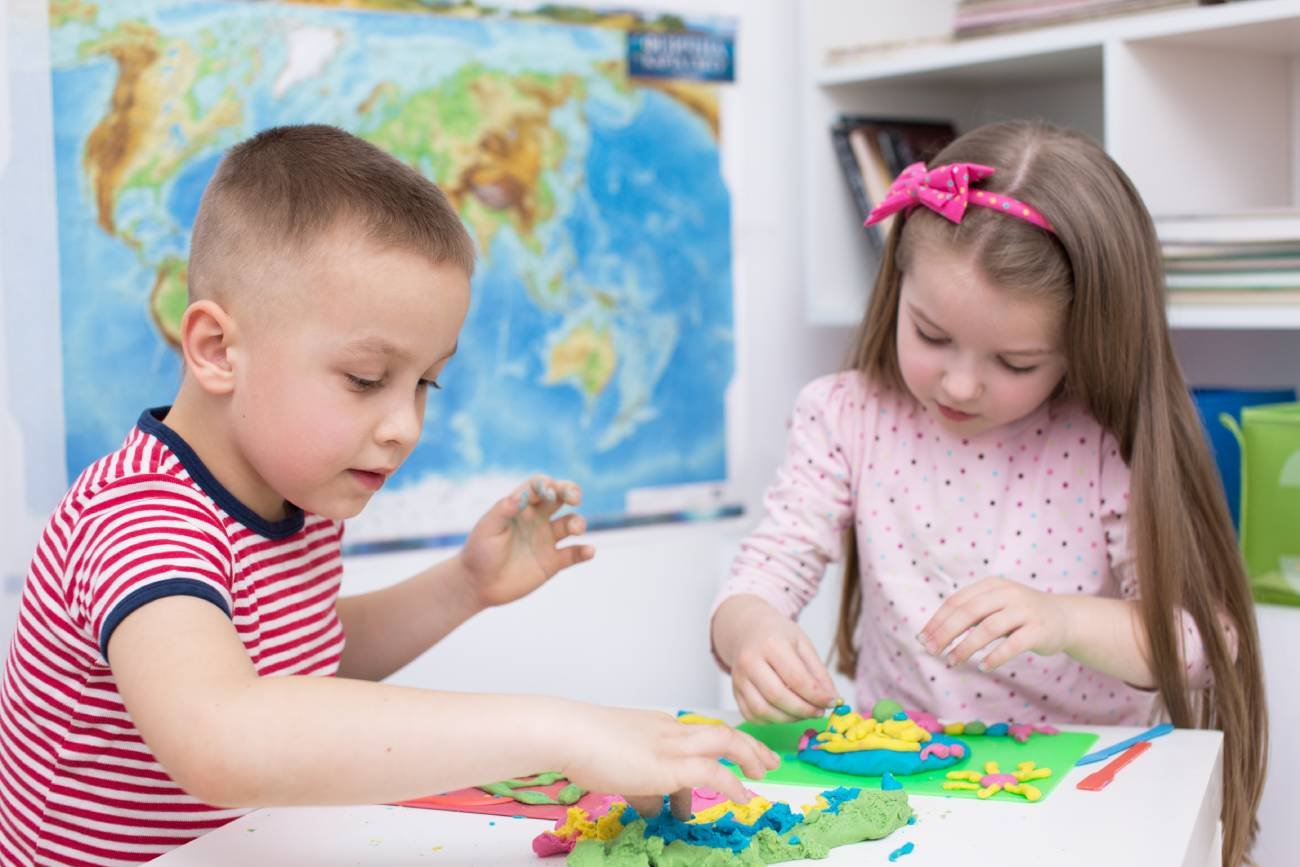 Dzieci w przedszkolu podczas zajęć plastycznych. Dzieci w przedszkolu podczas zajęć plastycznych.